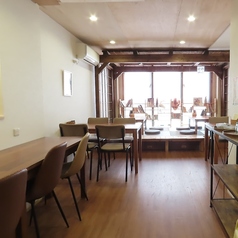 お一人様やデートにも便利なカウンター席です。電源を完備しているため、お仕事や打ち合わせの際にも電池残量を気にすることなくご利用いただけます◎