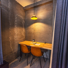 3名様用の半個室のお席がございます！プライベートな雰囲気と開放的な居心地の良さのいいとこどりのお席です♪