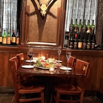 落ち着いた雰囲気のテーブル席は記念日や女子会などの集まりに最適。特別な日を大切な人と過ごせます