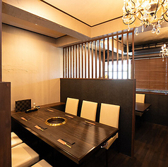 6名様用のゆったりとしたテーブル席です。グループでのご宴会などにぜひご利用ください。