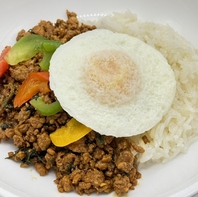 本格エスニックを堪能♪ガパオライスは必食メニュー！