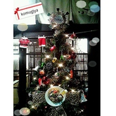 クリスマスシーズンに登場するお好み焼や食べ物、飲み物などの飾りがついたツリー