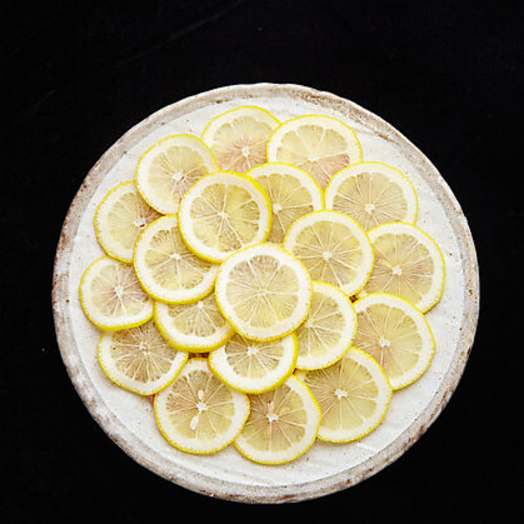 当店の看板料理の一つ！色鮮やかなレモンを皿一面に並べた「スーパーネギタン塩」