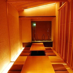 【桃の間】2名様～16名様◇パネルやすだれで仕切ると2～8名様でもご利用できますので、女子会や合コン、ご友人とのお食事など人数に合わせてご利用いただけます。