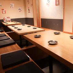 大人数様のご宴会には扉付きの完全個室の掘りごたつ席がおすすめ。歓送迎会などの外せないシーンにおすすめです。お席だけのご予約や当日のご予約も受け付けております！小倉駅での宴会・飲み会・歓迎会・送別会など様々なシーンでご利用下さい！