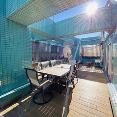 開放的なテラス席でご飲食が可能!手ぶらでBBQプランのご用意もあります。