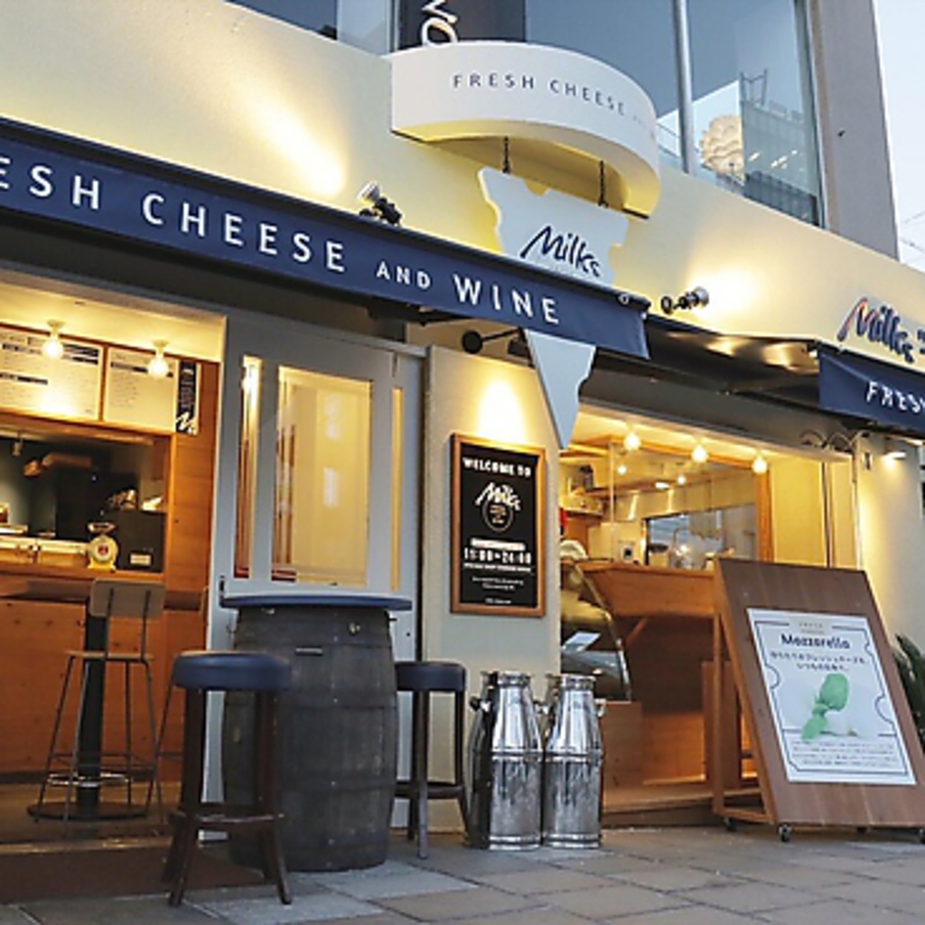 白を基調とした清潔感溢れる外観と店内で味わうMilksの新鮮なチーズの数々をご堪能ください。
