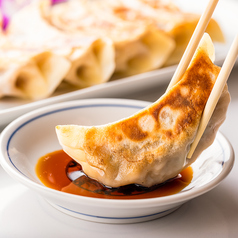 名物！肉汁溢れる焼き餃子