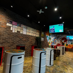 ドラム缶を加工したユニークなテーブルが並ぶ、当店のこだわりのお席です。まるで屋外で飲んでいるような開放的な空間で、カジュアルにお食事をお楽しみいただけます☆