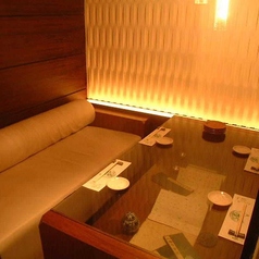 【葵の間】2名様～4名様◇大きめのソファーでゆっくりくつろげる当店自慢の個室です。落ち着いた雰囲気で接待やデート、記念日など様々なシーンでご利用可能です！ぜひゆったりとお過ごしください。