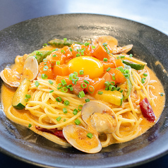 サーモンユッケとズッキーニとおくらのロゼパスタ