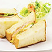 モーニングやランチを囲んで、大切な方と語り合うのに最適なお席をご用意しています。温かな温もりを感じる落ち着いたインテリアに囲まれながら、手作り料理をゆっくりと楽しめる心地よい空間です。