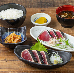 お昼から名物の味をお得に楽しめる限定定食をご用意