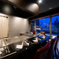 各種会合や接待にもご利用いただけるL字型カウンター。2名様～6名様のご利用可能です。※こちらのお席はネットから予約を受け付けておりません。ご利用をご希望のお客様はお電話にてお申し付けください。