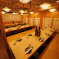 木の温もり溢れる団体様向けの広々とした個室！みんなでワイワイ盛り上がれる最高の空間です！ふんわり灯る優しい照明が居心地の良さをさらに引き立てます！自慢の創作料理と種類豊富なドリンクを囲んで、楽しい宴会・飲み会を存分にお過ごしください！会社宴会・歓送迎会にピッタリの大型個室！お店の下見も受付けてます！