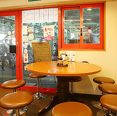 白基調の店内にはテーブル約30席を完備しております。