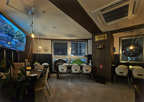 心地よい音楽と落ち着きのある店内で、和洋折衷の本格料理と厳選酒で愉しむお店です