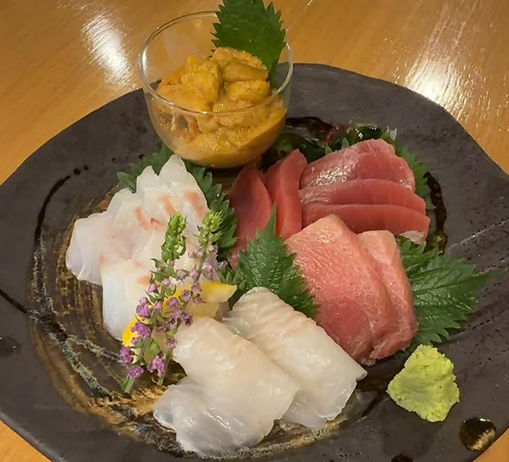 旬の魚介を厳選したお刺身3種盛り。磯の香りと濃厚な旨味が広がる贅沢な海の幸を、日本酒と共に。