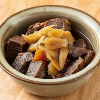 和牛ほほ肉の煮込みなど一品料理も豊富