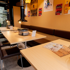 ご家族での外食にも使いやすい4名テーブル席。お子様連れでも安心して利用でき、焼肉を囲みながらゆったり食事を楽しめます。女子会や友人同士の集まりはもちろん、週末の家族ごはんやちょっとしたお祝いにもおすすめの使い勝手の良いお席です♪