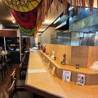 ミャンマーの装飾を設えた店内