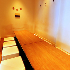 テーブルをつなげた、ゆとりの完全個室。少人数から最大12名様まで、会食や女子会など幅広いシーンに対応いたします。