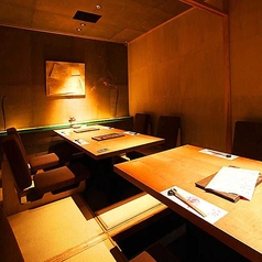 【雪の間】2名様～10名様◇にぎやかな客席を奥に進んで行けば、隠れたところに個室がございます。座椅子と掘りごたつのお席で、接待や顔合わせ、友人とのパーティーなどにおススメの個室です！2～4名様の場合はパネルで仕切り、8名様以上で貸し切り可能です◎