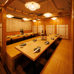 大人数でもゆったり楽しめる居心地抜群の個室！ふんわり灯る照明に包まれながら、みんなでワイワイ乾杯すれば宴会が盛り上がること間違いなし◎♪自慢の創作料理と美味しいお酒を囲んで楽しい時間をお過ごしください！会社の宴会・歓送迎会・同窓会にもピッタリな広々個室空間！大人数の宴会は早めのご予約がオススメです！