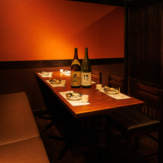 和の趣き溢れる店内は大人の為の落ち着いた雰囲気となっております。2名様でご利用可能なテーブル席は横浜での接待や女子会、合コンなど各種宴会に最適なプライベート個室空間♪お得な宴会コースプランもご予算に合わせて3500円~ご用意。誕生日や記念日にお得なサプライズ特典もご用意しております。