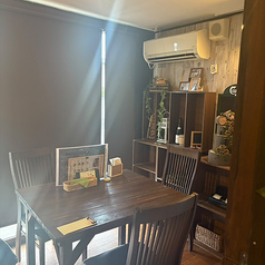 個室のテーブル席。こちらも女子会やカップルにオススメのお席です。