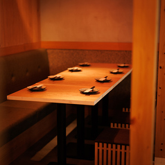 間接照明と和の装飾の数々が洗練された大人な空間を演出しております！扉付き完全個室となっておりますので周りを気にせずお楽しみいただけますよ！当店でゆっくりと羽を伸ばしてご寛ぎくださいませ♪※写真はイメージとなります。（新橋/汐留/個室/居酒屋/飲み放題/炉端焼き/釜飯/野菜巻き/宴会/記念日/喫煙可）