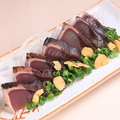 料理メニュー写真&nbsp;カツオのたたき　ニンンクチップと岩塩で