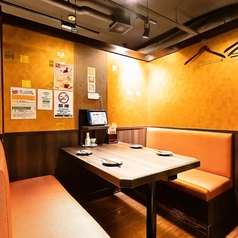 落ち着いた店内空間にあるテーブル席は個室ではなくとも、ゆったりとお食事を楽しむことが可能です。宴会コースや美味しい逸品料理、種類豊富なドリンクをご用意してお待ちしております。