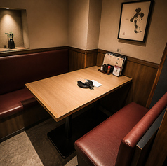 店内は和風レトロのインテリアでまとめられています。しっとりとした大人の空間で、お料理やお酒と共に雰囲気もお楽しみいただけます。