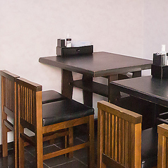 【親しいご友人同士で】使いやすいテーブル席は、地元のご友人と昔話に花を咲かせたり近況を語り合う場として◎