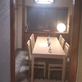 6名様までご利用可能な個室を1室ご用意しています。気心知れたご友人とのお食事や大事な会社の接待、デートや大切な人との記念日のお祝いなど、プライベート感を大事にできる空間をご提供します。周りを気にすることなく、楽しいひとときをお過ごしください◎人気のお部屋ですので、週末のご予約は早目がおすすめです！