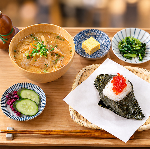 昼はおにぎりと豚汁、夜は創作料理とお酒を楽しめるお店です。