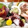 【二幸のおもてなし５】沖縄近海で獲れたお魚を市場で仕入れて、お刺身に。海の幸のイメージが薄い沖縄ですが、新鮮な島魚は美味しいと評判です。ぜひお試しください！