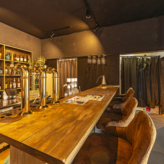 お一人でも入店しやすい雰囲気の当店は、カウンターのお席を8席完備しております。お仕事終わりのサク飲みにいかがでしょうか。