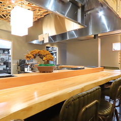 当店のカウンター席は、10席を完備し、心地よい木の温もりが感じられる空間です。ここでは、熟練したシェフがフルアテンドでお肉を焼き上げ、最も美味しいタイミングでご提供します。デートやご夫婦での素敵なお食事、特別な方との記念日やお祝いなど、様々なシーンに最適です。