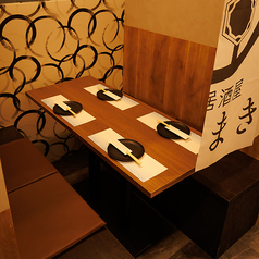 【2階】大きな暖簾で仕切る半個室は、店内でもプライベート感が高く、落ち着いて過ごせます！デート・女子会・接待・友人との飲み会など幅広いシーンに最適！ちょうど良い個室感のある空間です！