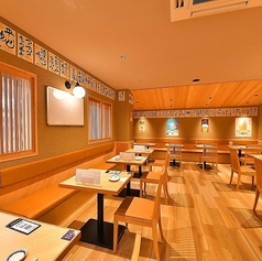 ご家族や気の合う仲間と会話を楽しみながら、お食事を楽しめるテーブル席をご用意しております！