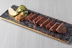 熟成牛タンの炭火焼き