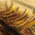 料理メニュー写真 トロトロになるまで炭焼きしたバナナとアイスクリームを一緒に食すと、濃厚な甘さが押し寄せます。