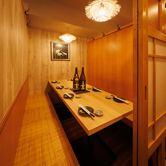まったりくつろげる木の温もり溢れる個室！優しい灯りとおしゃれなアートがアクセントになって、心地良い雰囲気たっぷり！仲間とワイワイ楽しむも、しっかりとお酒を楽しむ飲み会にもバッチリ♪少人数の飲み会や女子会にもピッタリな居心地抜群の個室で特別な夜をお過ごしください！お得な飲み放題付コースは4000円～♪