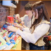 カラオケ・駄菓子食べ放題・飲み放題・歌い放題付きコースをご用意しております。お酒が苦手な方にもお楽しみいただけます。ご宴会やパーティーに、二次会にも最適な空間となっております。また、貸切プランもりご予約可能です。お気軽にお問い合わせください。写真はイメージ。