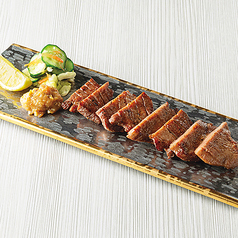 熟成牛タンの炭火焼き
