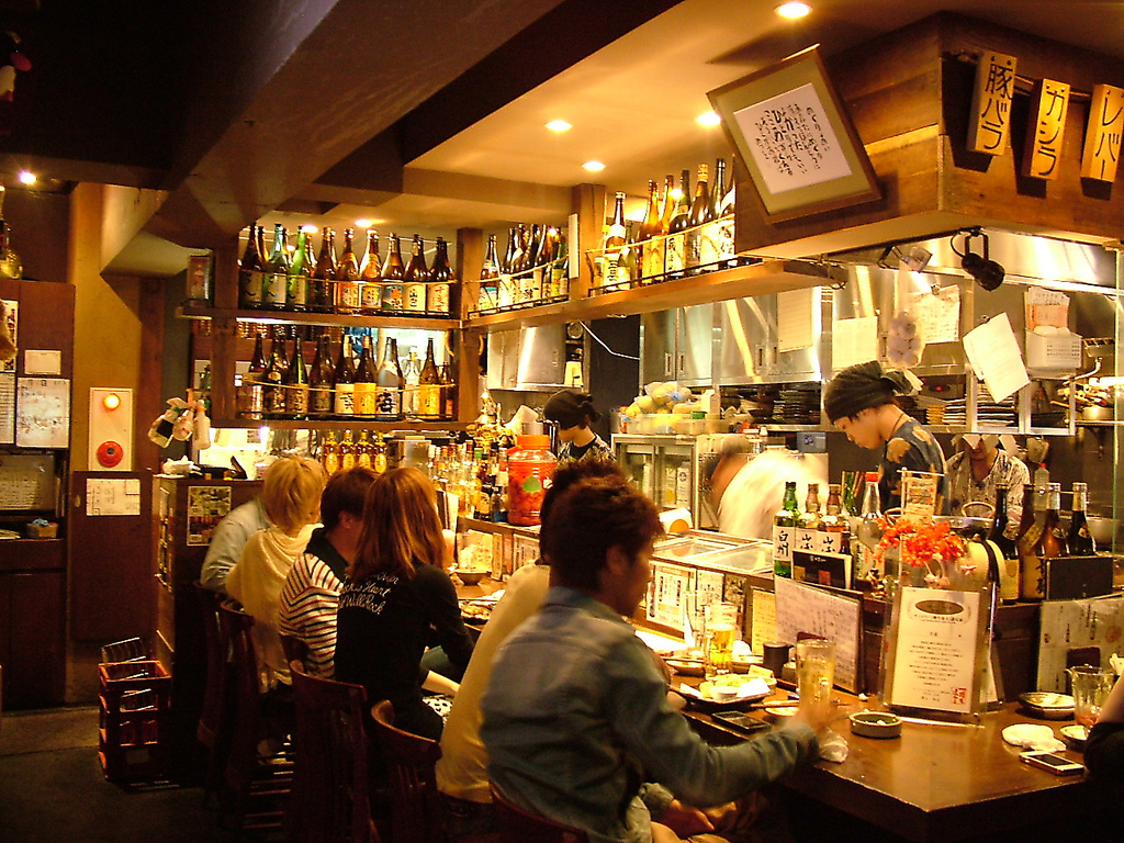 活気ある店内に、まるでステージを思わせるカウンター席…目の前で繰り広げられる巧の技にくぎ付け