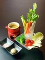 料理メニュー写真&nbsp;彩り野菜スティック（自家製バーニャソース＆明太マヨ・岩塩）