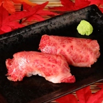 生肉の美味さ際立つ馬の肉寿司。霜降り牛肉はジューシーに炙って仕上げました。